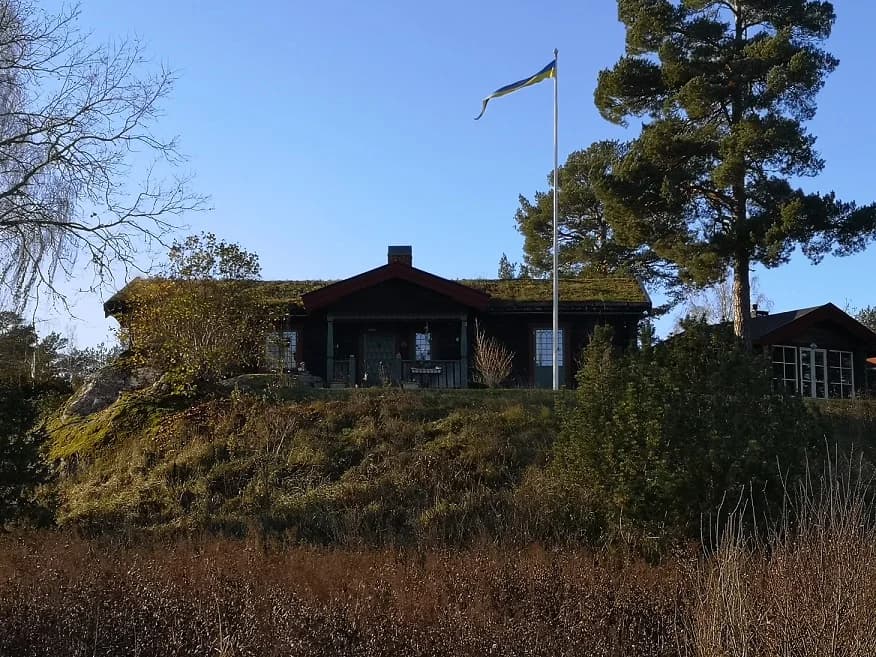Villa med svensk flagga